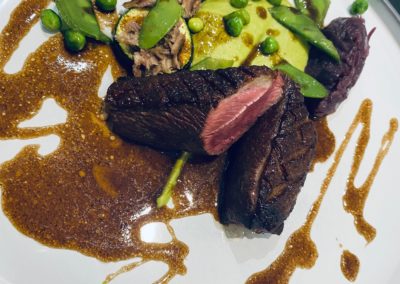 Magret de canard, petit pois, sauce meurette